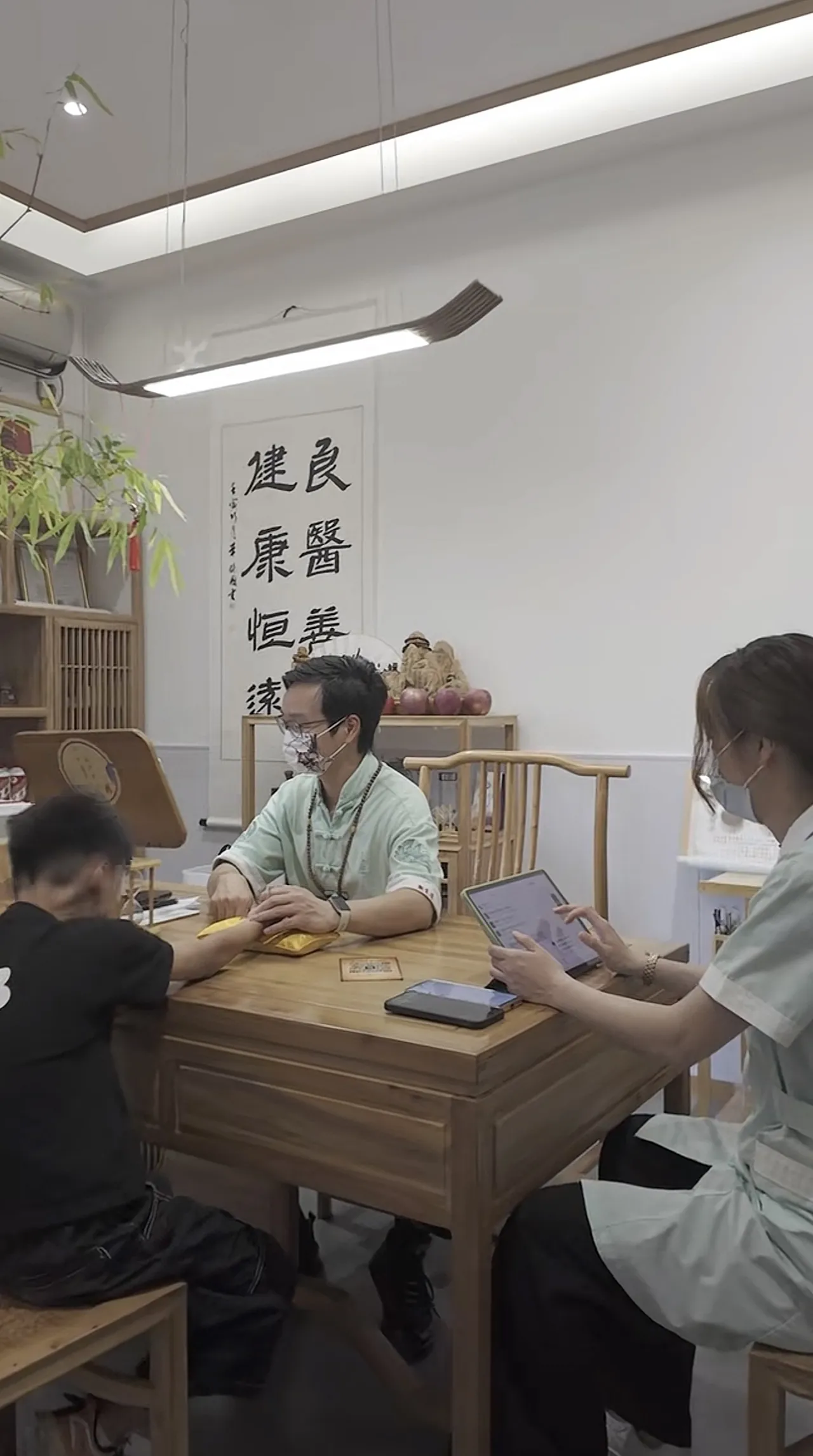 周源医生在诊室内与来访者面对面交流
