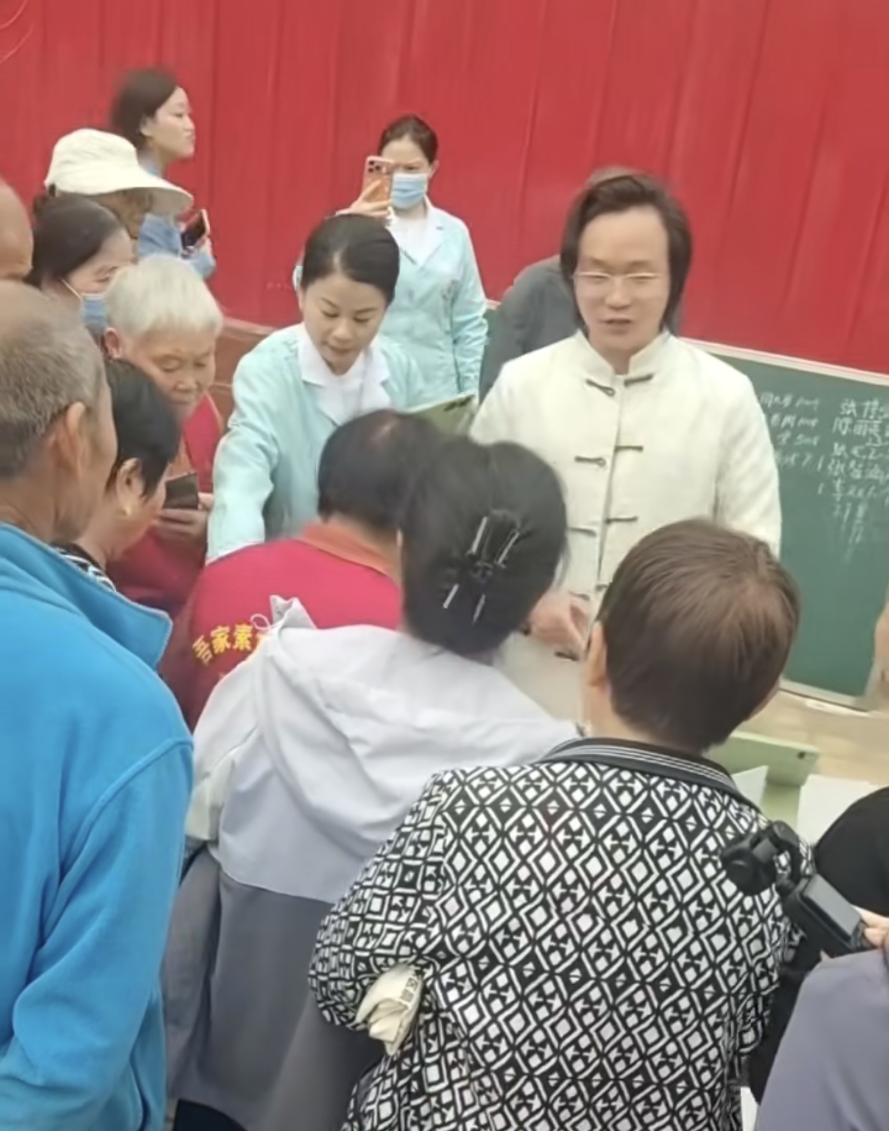 周源医生与来访者开展现场健康交流